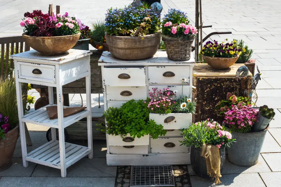 Bílý nábytek a květináče