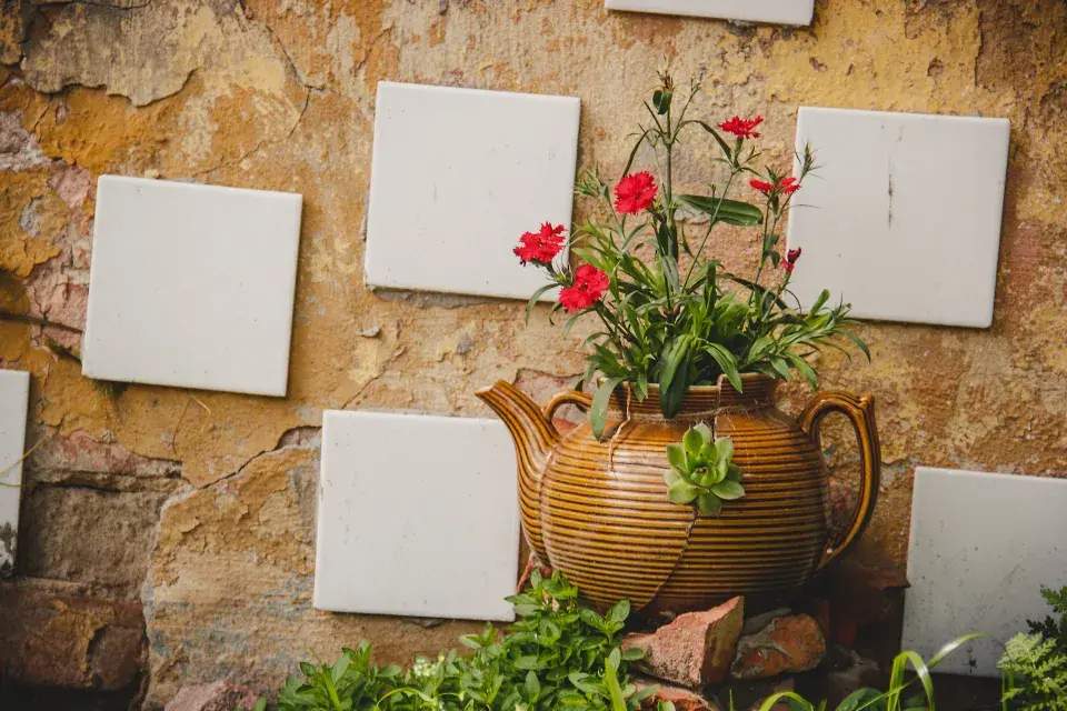 Rozbitá stará konvička