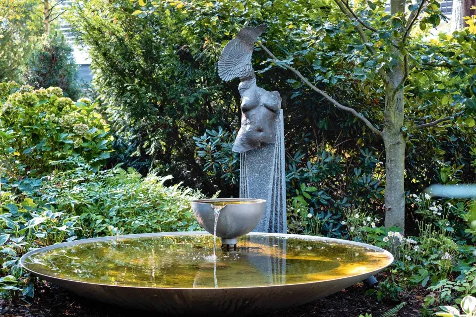 Plastika u malé fontány