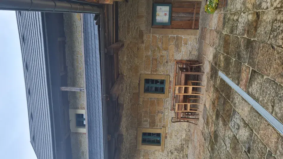 <p><span><span><span><span>Na zahrádce najdeme i růže kvetoucí v bílých a žlutých odstínech.</span></span></span></span></p>