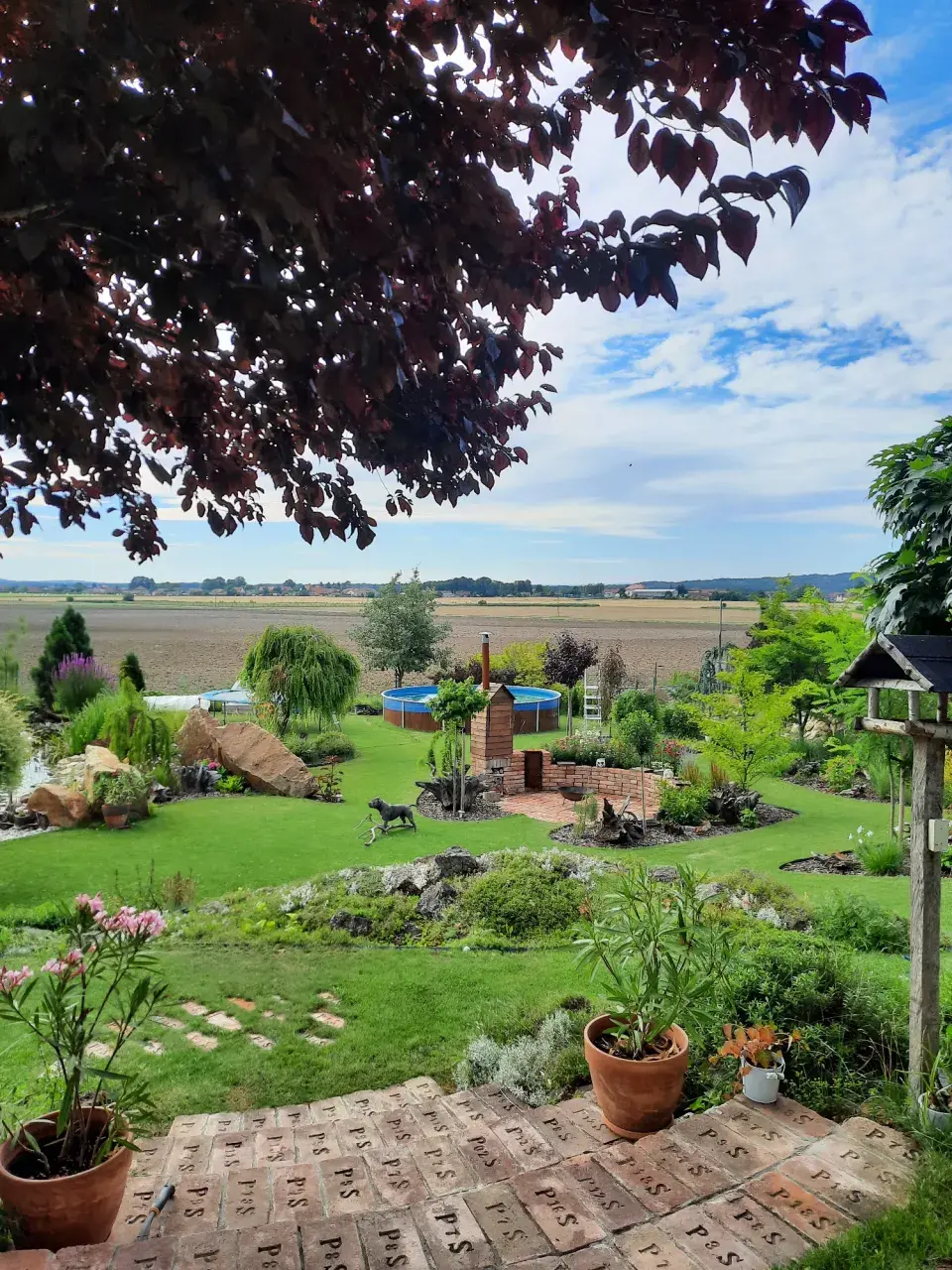 <p><span><span><span>S manželem rádi společně posedí na terase u jezírka a poslouchají proud vody a kuňkání žab. Oba milují ten klid, který ze zahrady sálá…</span></span></span></p>