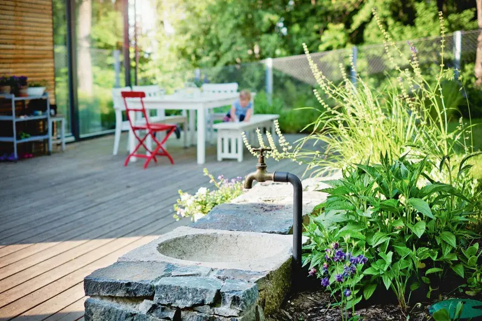 Malé umyvadlo s kohoutkem u terasy