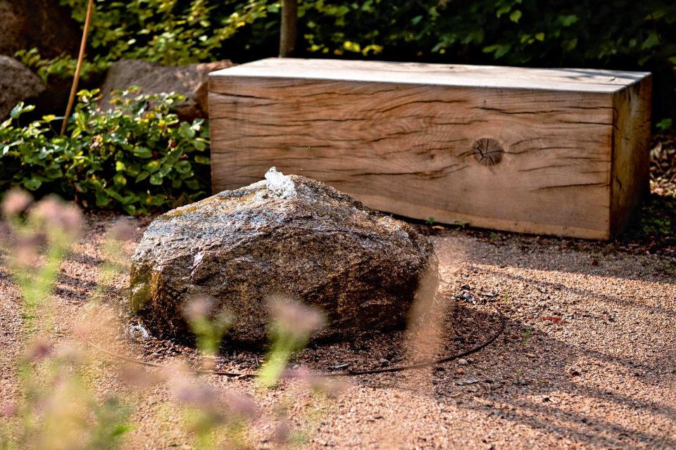 Pramenný kámen na zahradě