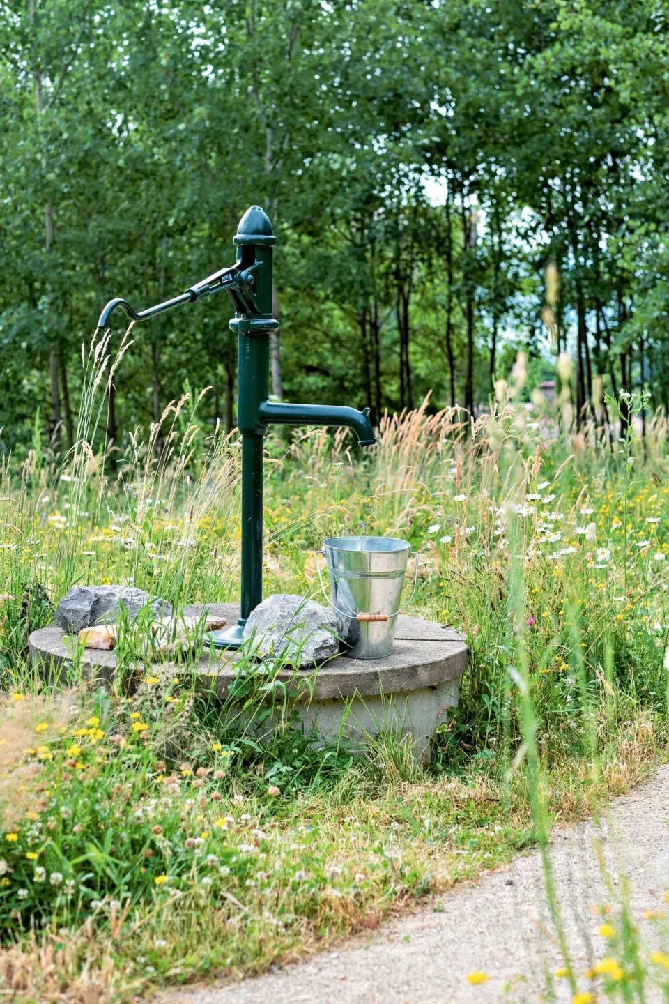 Ruční pumpa na zahradě