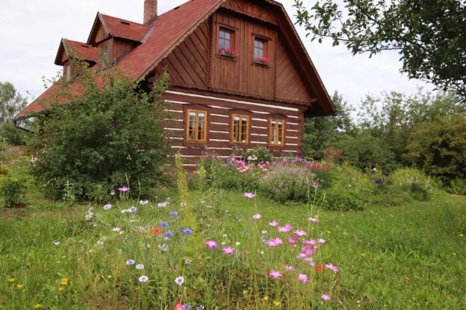 Pohled na roubenku ze zahrady