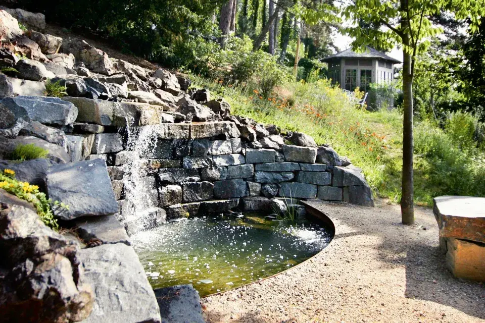 Větší zahradní nádrž