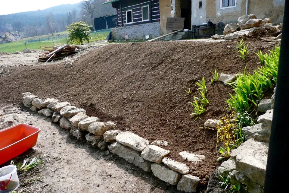 Zakládání svažitého záhonu