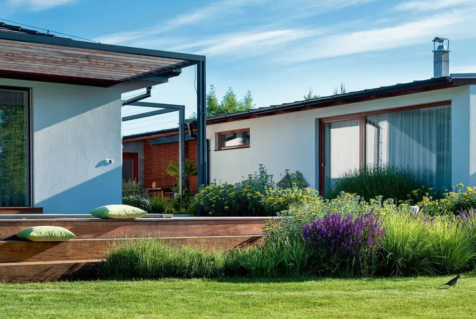 Polštáře na schodech terasy