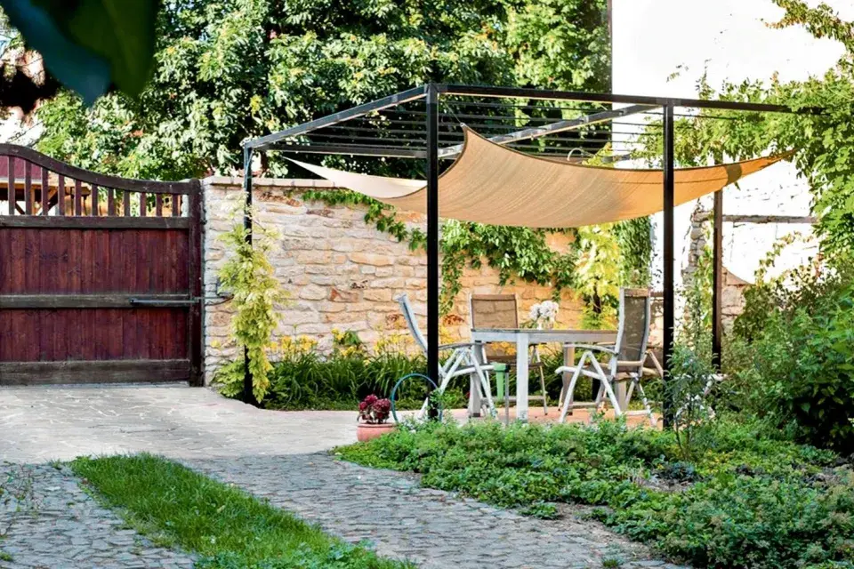 Terasa stíněná sluneční plachtou