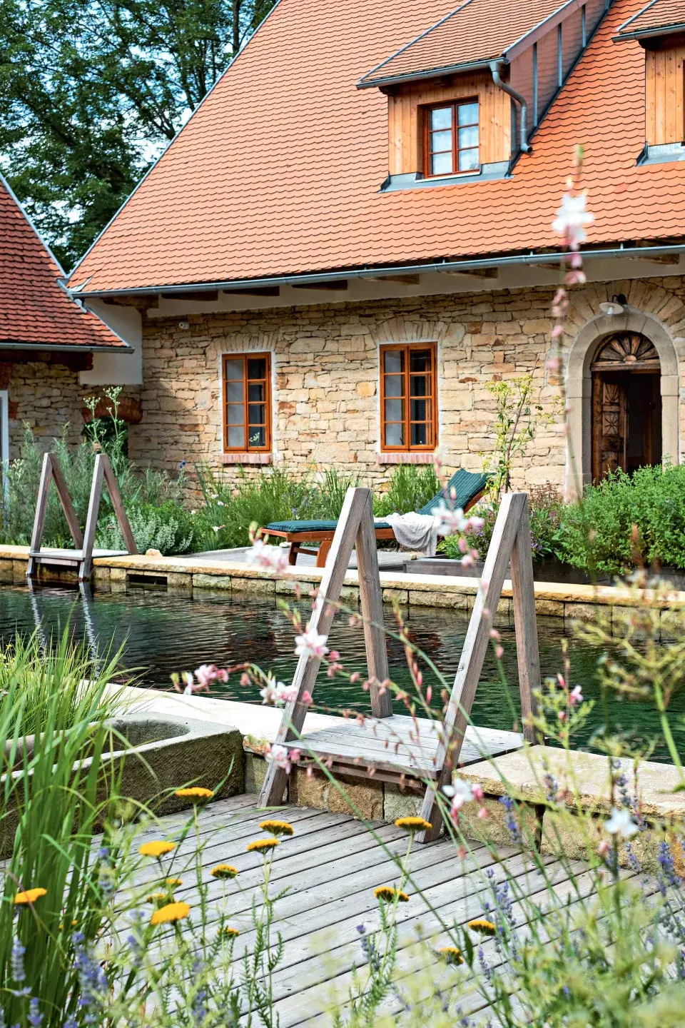 Dřevěné molo a schůdky do koupacího biotopu