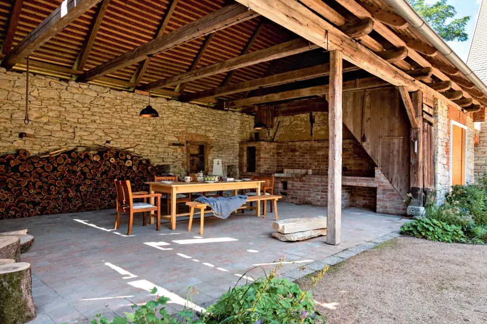 Venkovní letní jídelna ve stodole