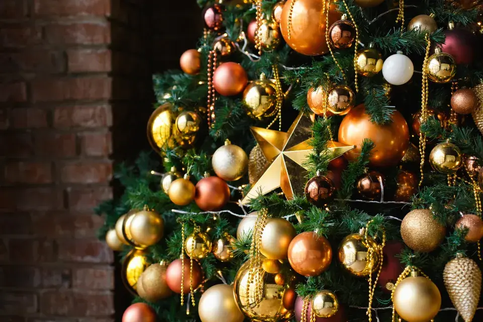 Bohatě vyzdobený stromek