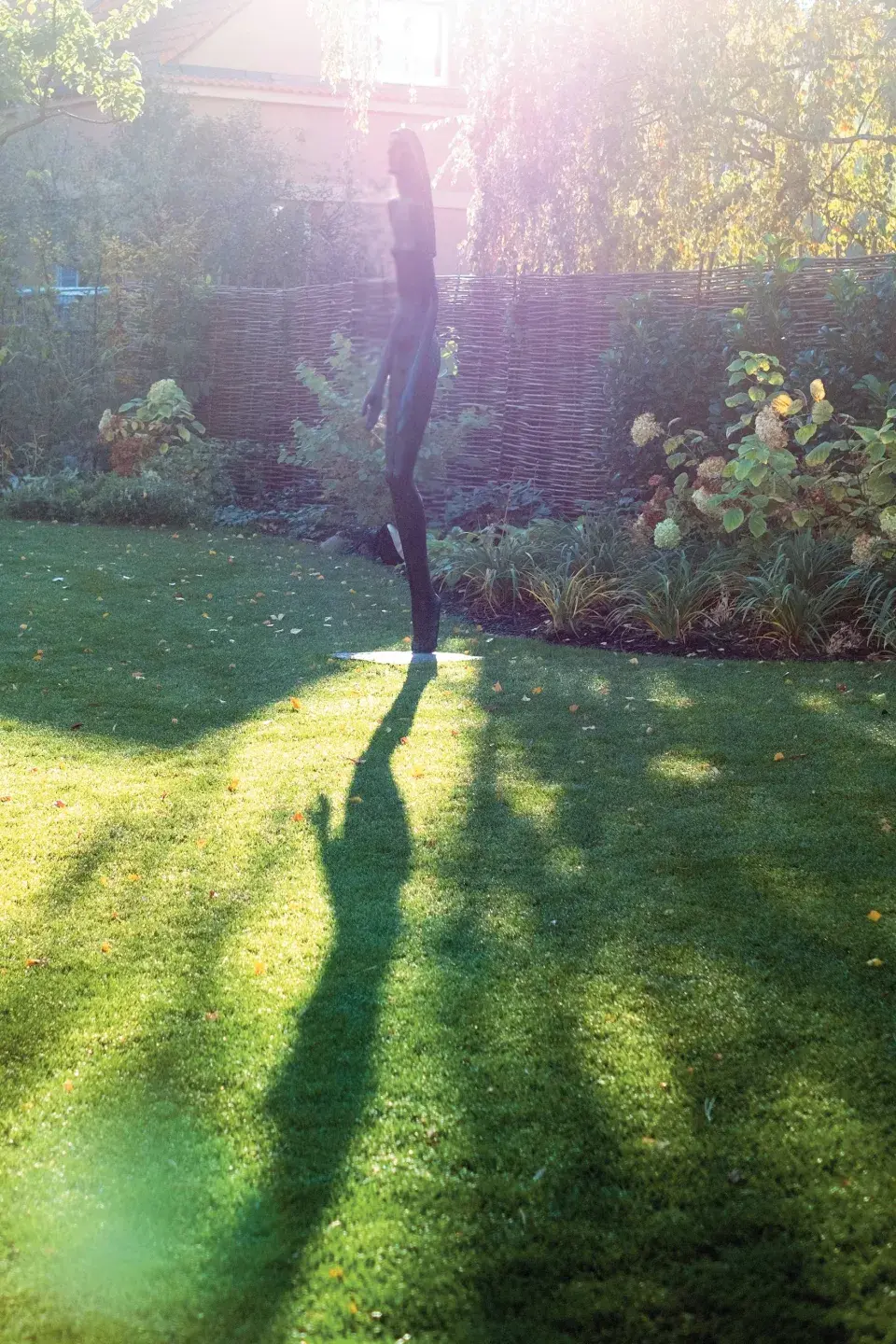 Socha na zahradě a její stín