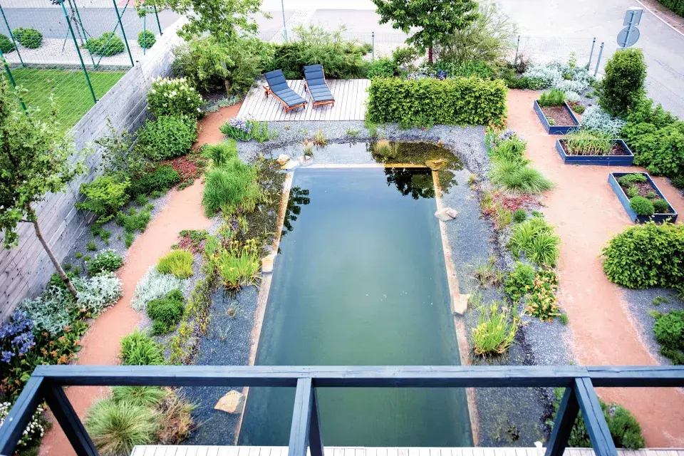 Pohled na zahradu z patra domu