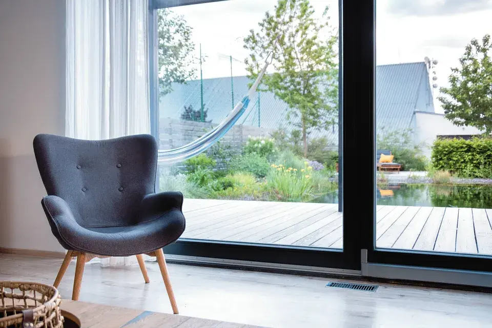 Křeslo v pokoji u okna