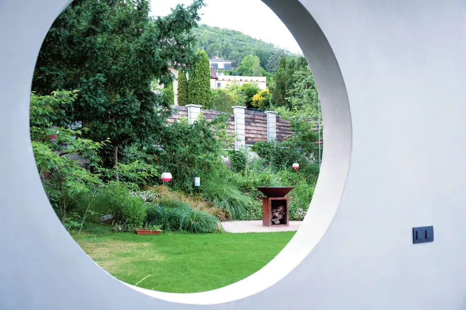 Kruhový průhled do zahrady