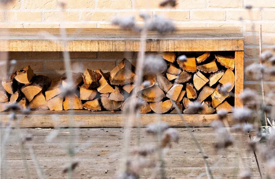 Lavička jako úložiště palivového dřeva