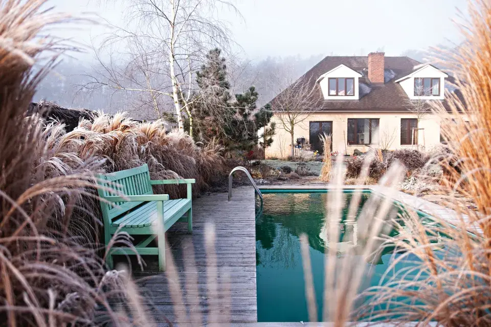 Dům s bazénem na zahradě