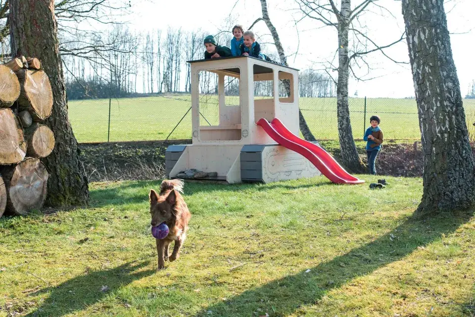 Zahahradní domeček v podobě buldozeru