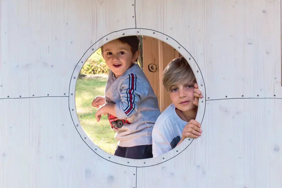 Děti v zahradním domečku