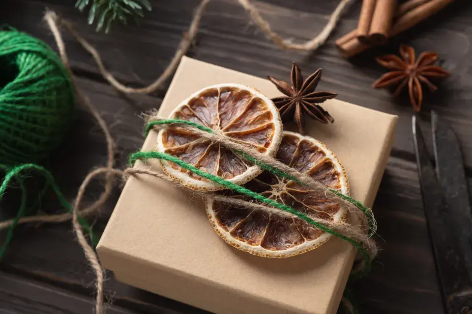 Vánoční dárek ozdobený sušenými plátky citrusu