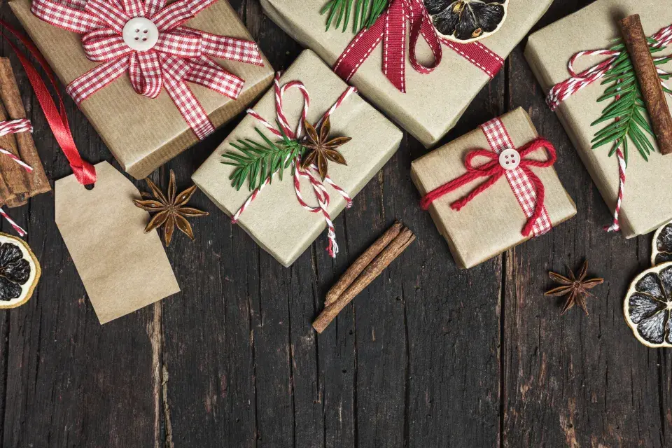 Vánoční dárky zabalené v přírodním a domáckém stylu