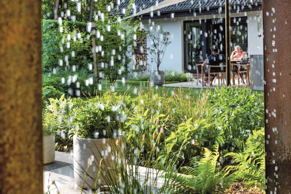 Pohled skrze vodní bránu