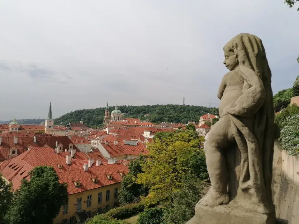 Vystoupáte-li nahoru po schodišti, naskytne se vám úžasný výhled na Prahu.