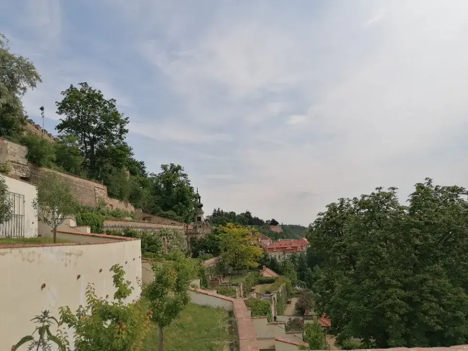 Zahrada je umístěna ve svahu  a vytváří jednotlivé terasy