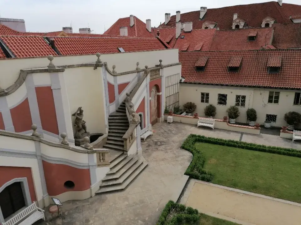 Pohled na kašnu s bájným Herkulem