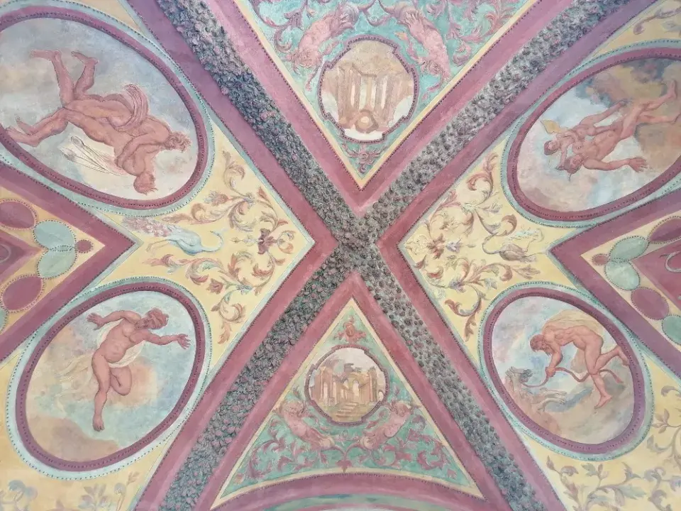 Freskami zdobený strop v Salla Terreně