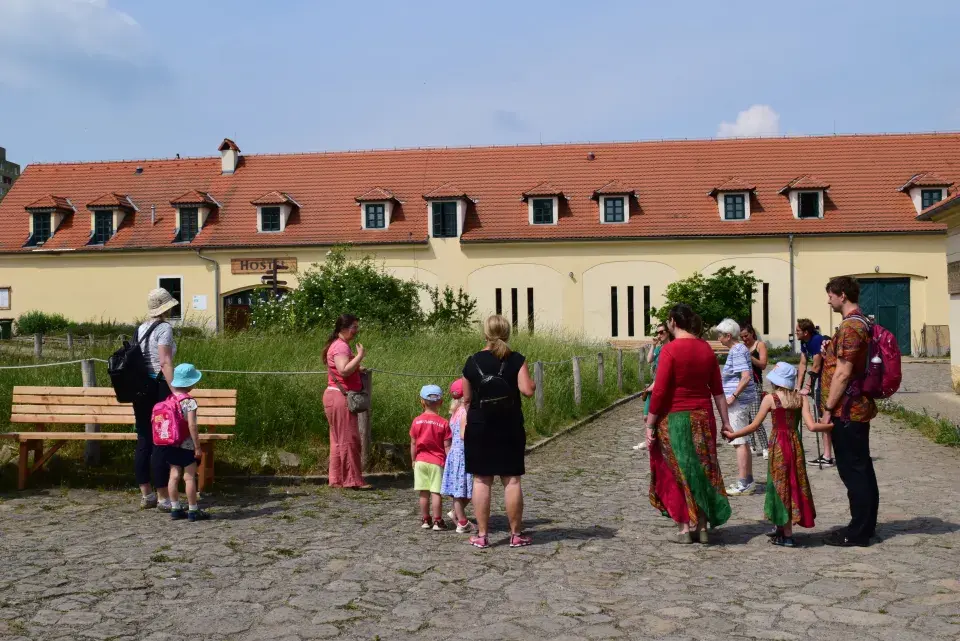 Foto 6 k článku Víkend otevřených zahrad: objevte kus vesnice v Praze. V Toulcově dvoře najdete farmu s koňmi, hospodářská zvířata nebo divoký les  
