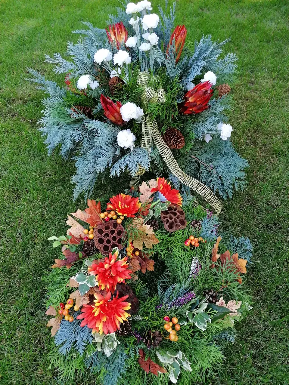 Dušičkové věnce a nádoby