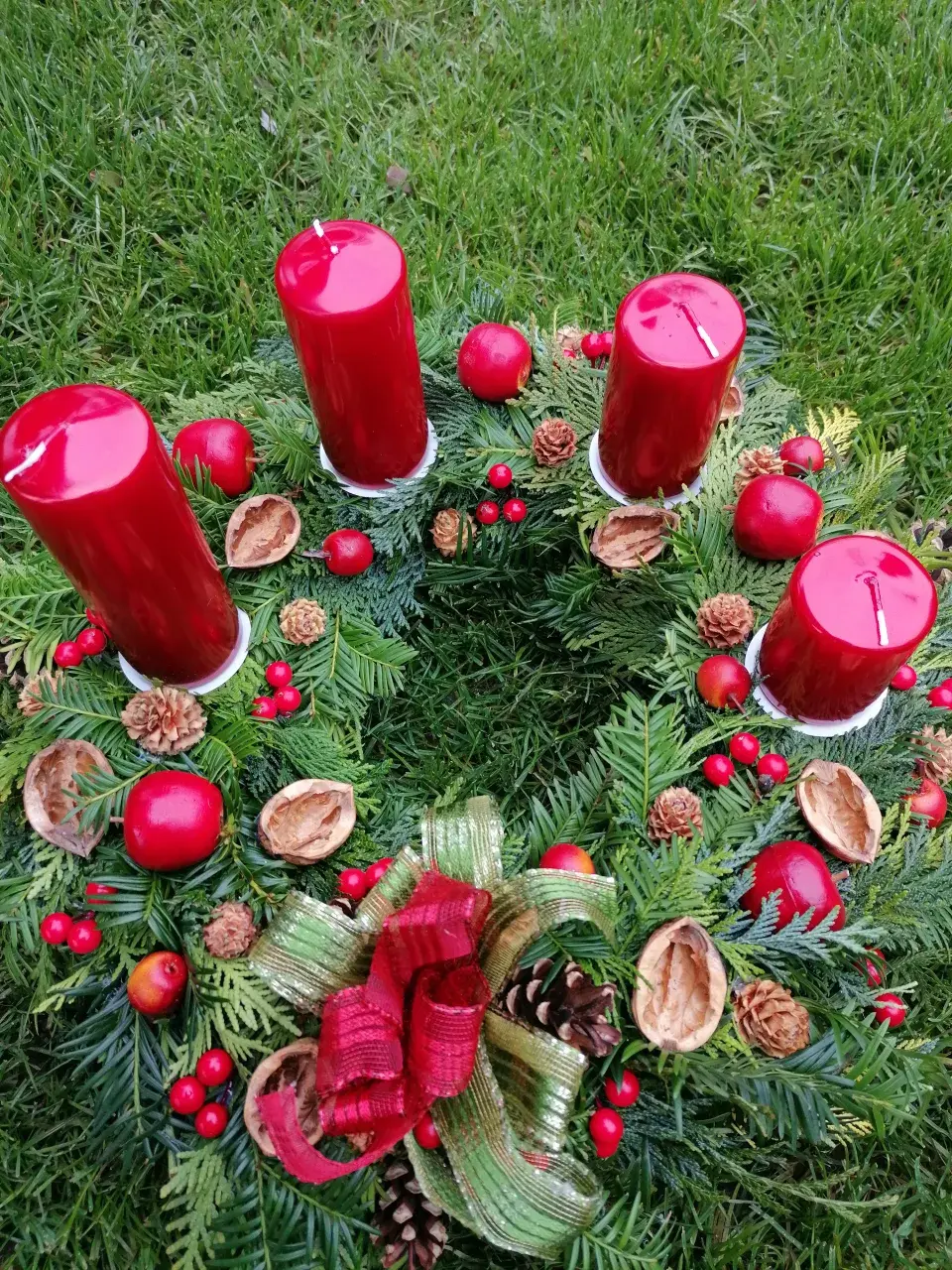 červený adventní věnec