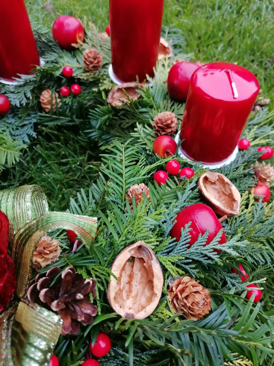 červený adventní věnec