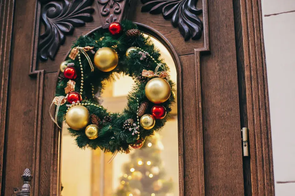 Závěsný věnec na dveře