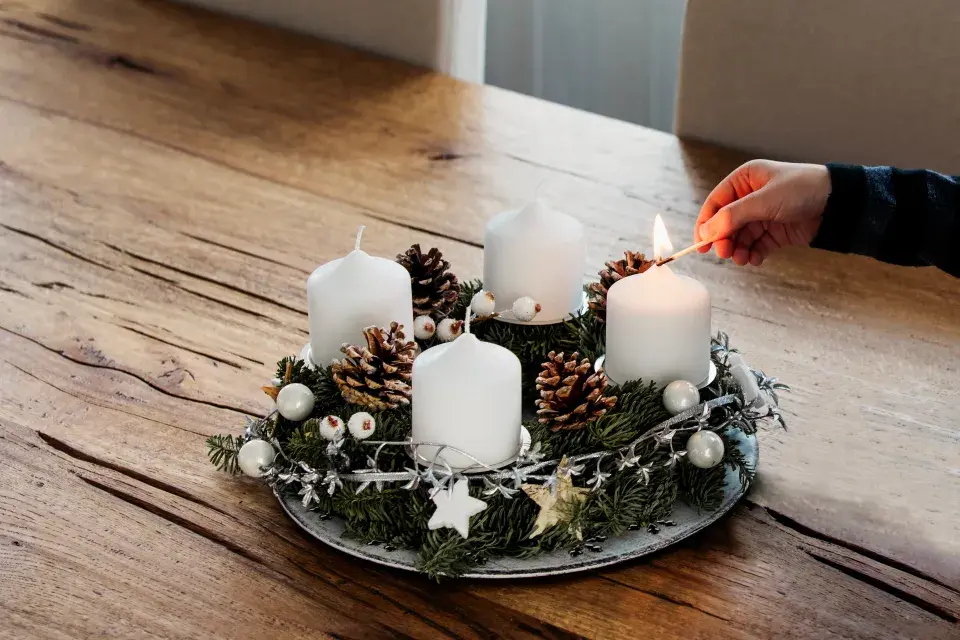 Svíčky zapalujeme postupně, po směru hodinových ručiček