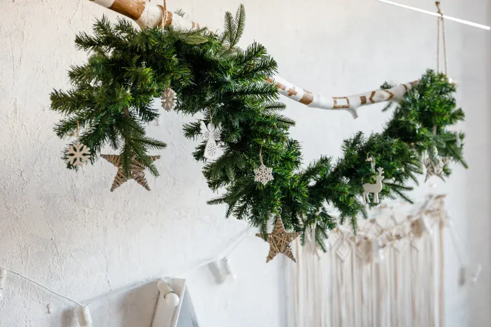 <p>Girlandu je vhodné doplnit také světelnými řetězy, což za setmění dodává této dekoraci tu pravou, vánoční atmosféru</p>
