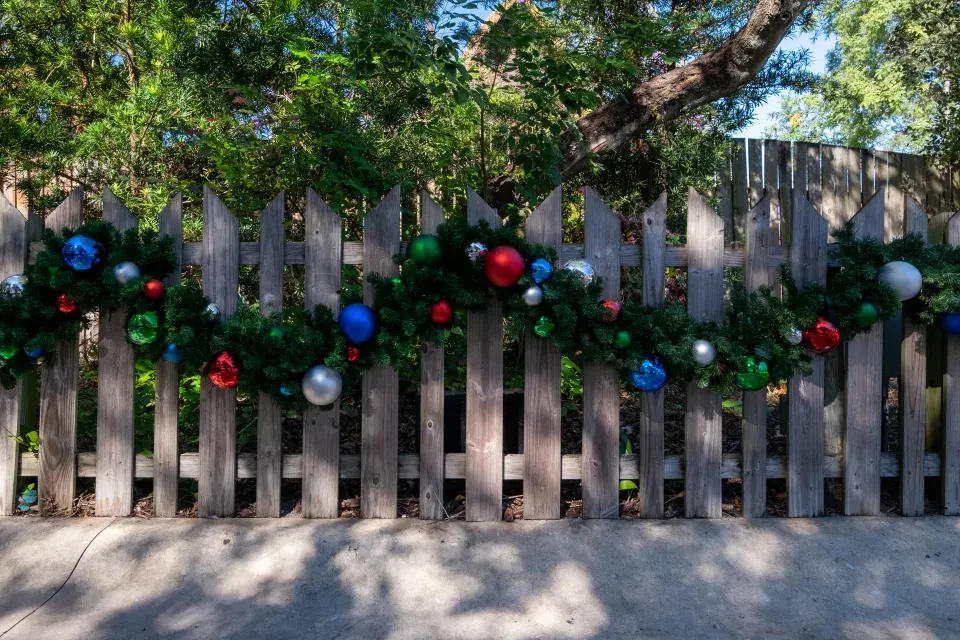 Girlanda nalezne uplatnění všude, třeba na plotě