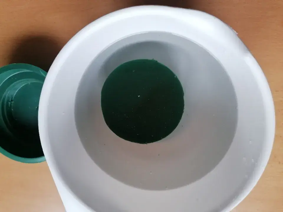 Aranžovací hmota v misce s vodou