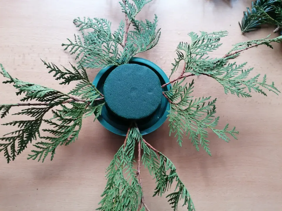 Ozelenění svícnu začínáme vytvořením kříže z větviček