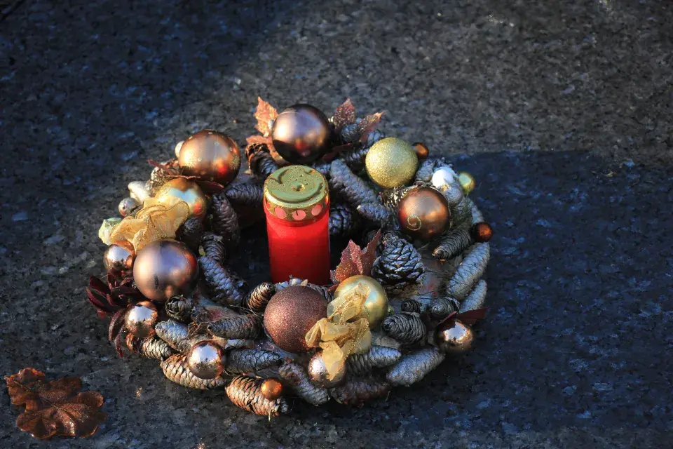 Vánoční výzdoba hrobů