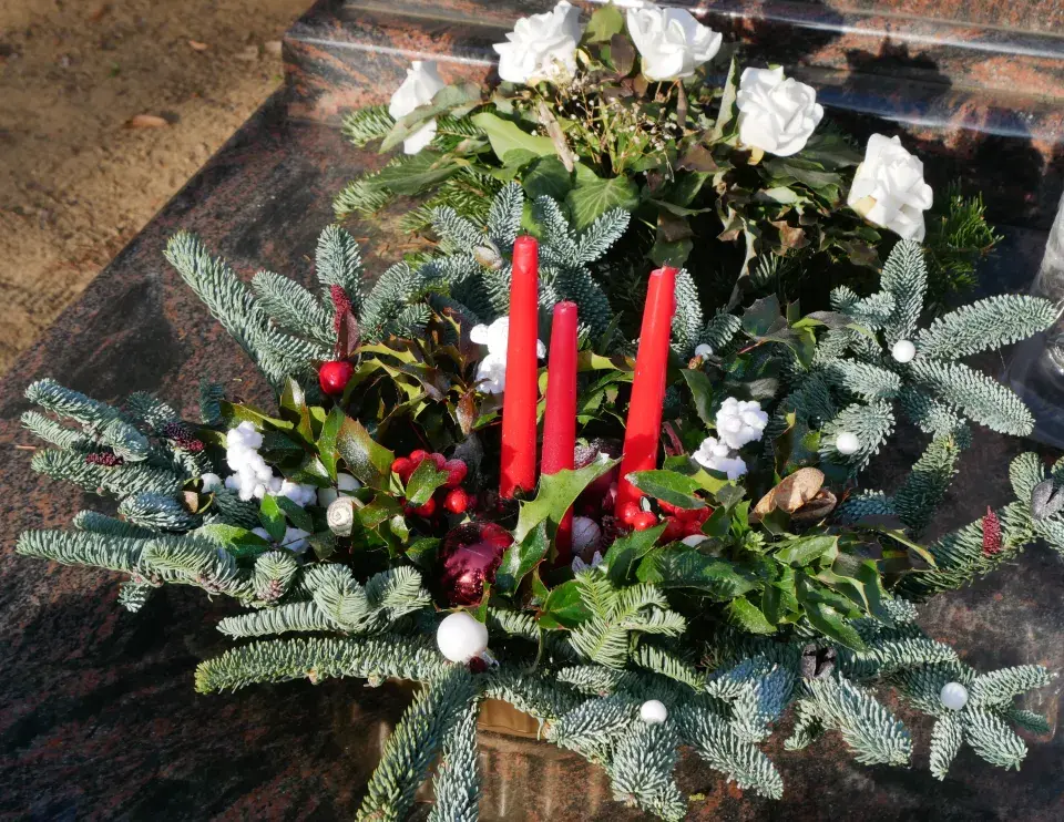 Vánoční výzdoba hrobů