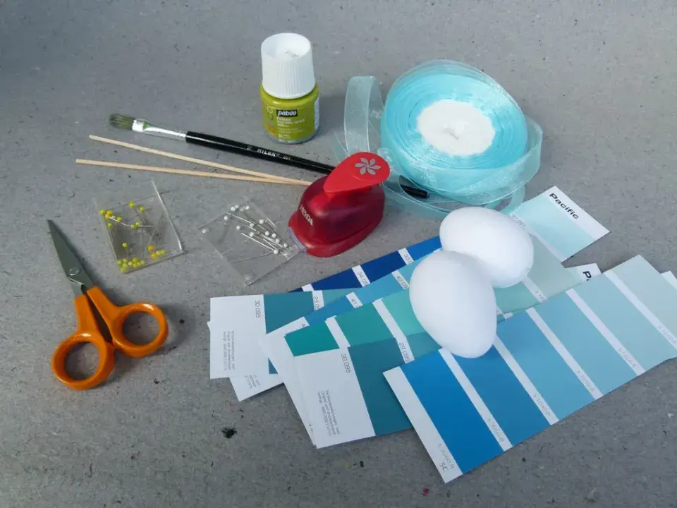 Připravte si barevné papíry, raznici, špendlíky i vajíčka z buničiny