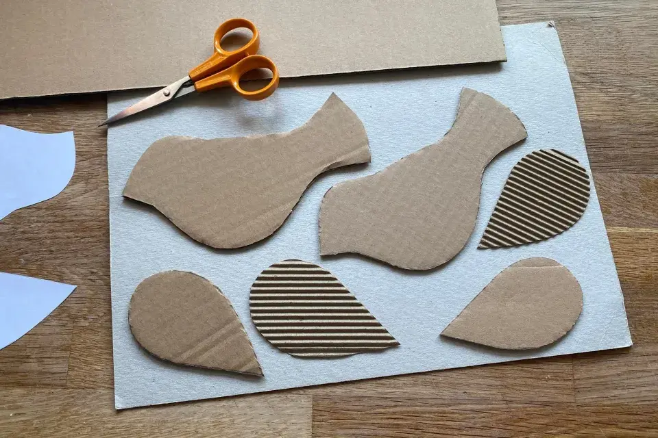 Vystřihněte jednotlivé části z kartonu