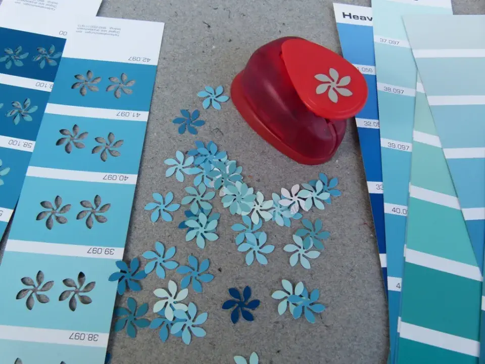 Raznicí vytvořte malé kytičky