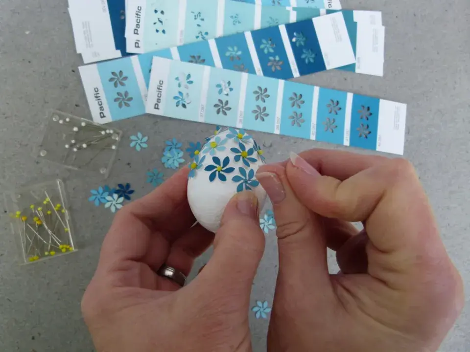 Připíchněte kytičky na vajíčko špendlíkem s barevnou hlavičkou