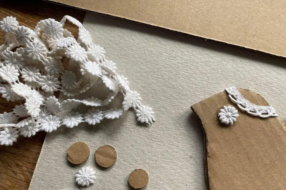 Použijte zbytky krajky a vytvořte oči