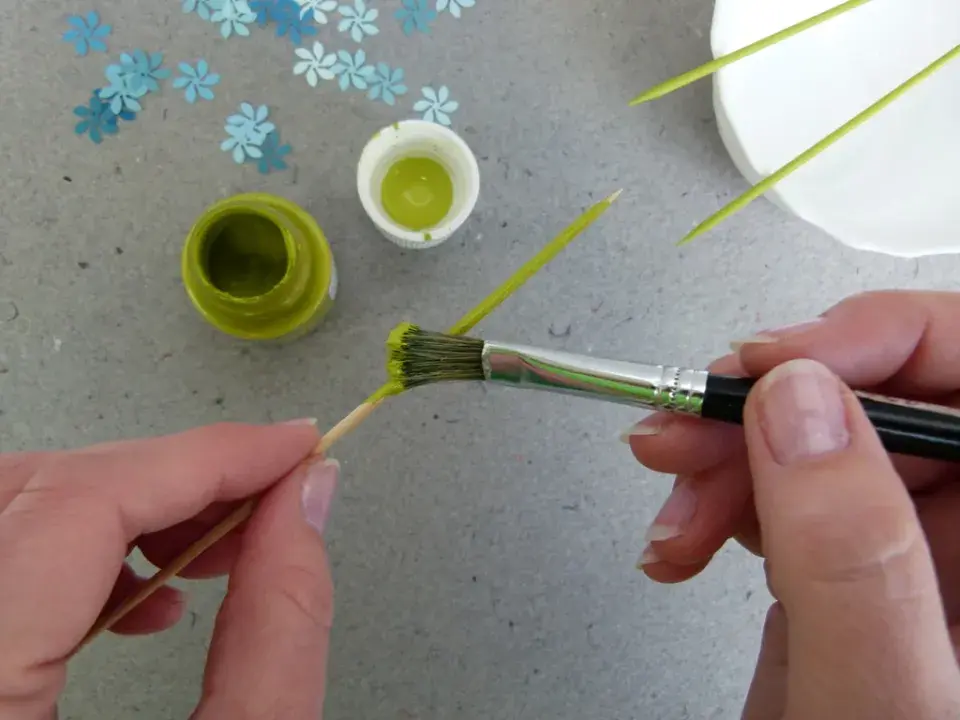 Špejli natřete vybranou barvou