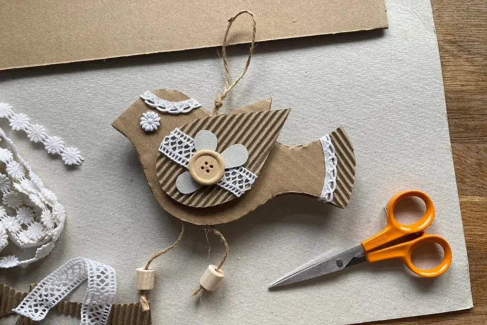 Ptáčka slepte a přestříkejte barvou ve spreji